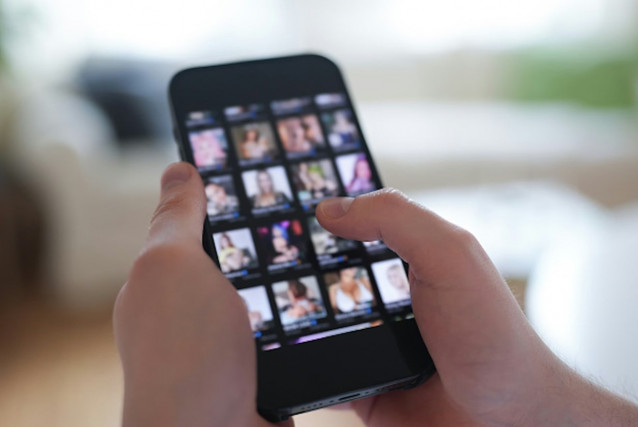 Imágen de un móvil con contenido sexual en pantalla.