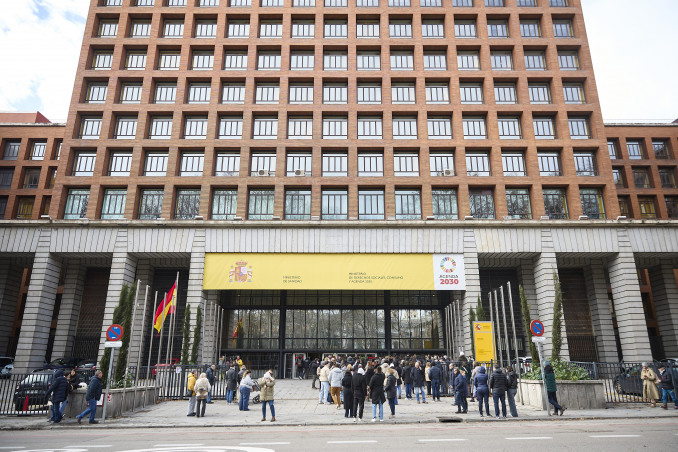 Archivo - La ministra de Sanidad atiende a los medios de comunicación con motivo de las pruebas de Formación Sanitaria Especializada, en el exterior del Ministerio de Sanidad, a 24 de enero de 2026,