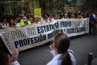 Varias personas durante una concentración, frente a la Consejería de Sanidad, a 19 de marzo de 2026, en Madrid (España). La concentración se enmarca en la huelga médica y facultativa convocada a 