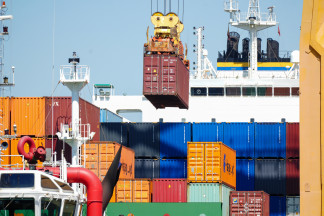 Archivo - Porta contenedores en el Puerto de Huelva, A 21 de mayo de 2025 en Huelva, Andalucía (España). El Puerto de Huelva ha acogido el ejercicio de seguridad marítima Marsec-25, organizado por 