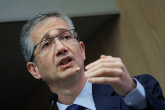 Archivo - El gobernador del Banco de España, Pablo Hernández de Cos, interviene durante un encuentro con estudiantes organizado por CUNEF Universidad, en el Aula Magna del Campus Almansa, a 15 de fe