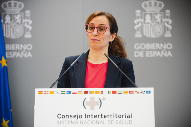 La ministra de Sanidad, Mónica García, ofrece declaraciones a los medios tras el pleno del Consejo Interterritorial del Sistema Nacional de Salud (CISNS), en el Ministerio de Sanidad, a 27 de marzo de 2026, en Madrid (España). El Ministerio de Sanidad abo