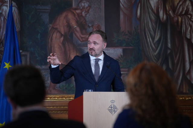 El comisario europeo de Energía y Vivienda Dan Jorgensen, ofrece declaraciones a los medios tras una reunión en el Ayuntamiento de Barcelona este lunes en Barcelona