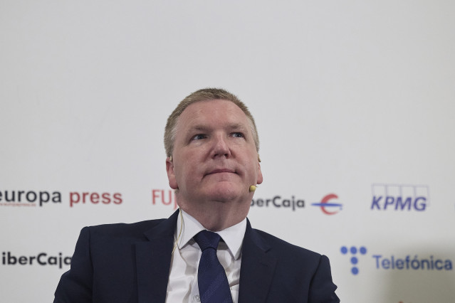 El Comisario Europeo de Democracia, Justicia, Estado de Derecho y Protección de los Consumidores, Michael McGrath, durante un desayuno informativo organizado por Europa Press, a 21 de abril de 2026, en Madrid (España).