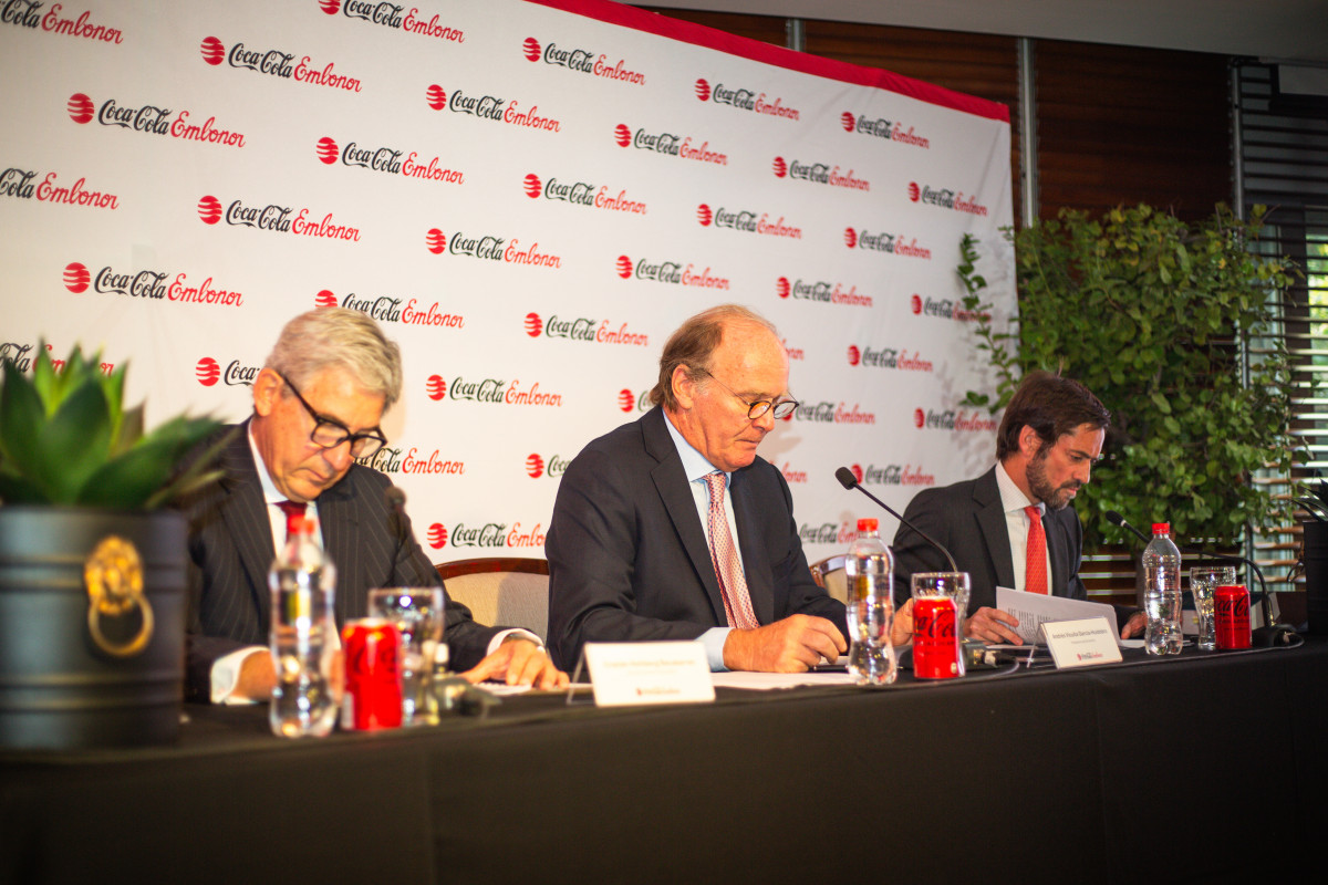 Cristiu00e1n Hohlberg, Gerente General; Andru00e9s Vicuu00f1a, Presidente del Directorio; y Juan Paulo Valdu00e9s, Gerente Legal Corporativo. 