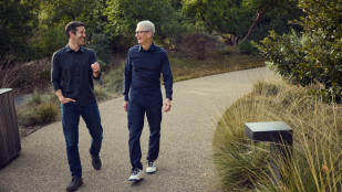 El nuevo CEO de Apple, John Ternus, junto a Tim Cook.