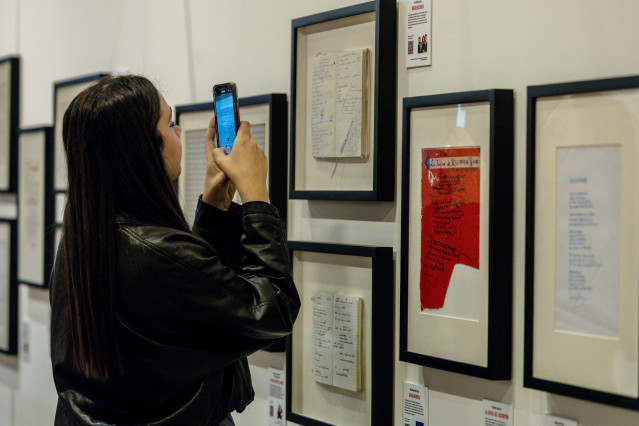Una persona durante la inauguración de la exposición ‘Las mejores letras en español’, en el Instituto Cervantes.