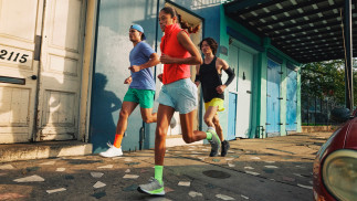 Archivo - Personas practicando deporte en la calle.