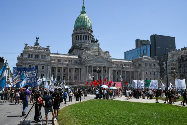 Archivo - Manifestación contra la reforma laboral, frente al Congreso argentino, a 27 de febrero de 2026, en Buenos Aires (Argentina).