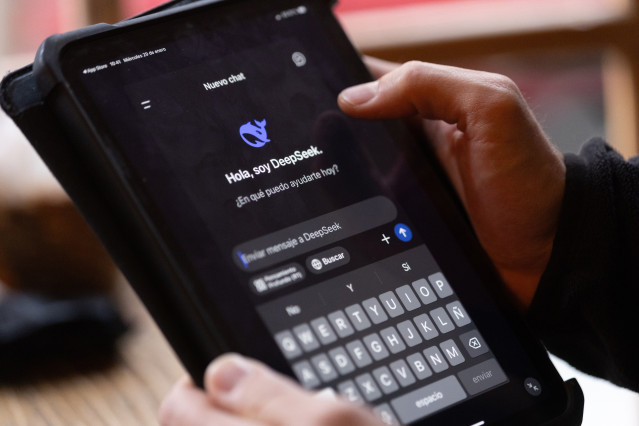 Archivo - Una persona prueba el asistente DeepSeek