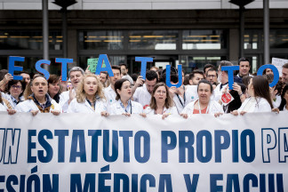 Archivo - Médicos durante una concentración, frente al Hospital Universitario Infanta Leonor, a 18 de marzo de 2026, en Madrid (España). La concentración se enmarca en la huelga médica y facultat