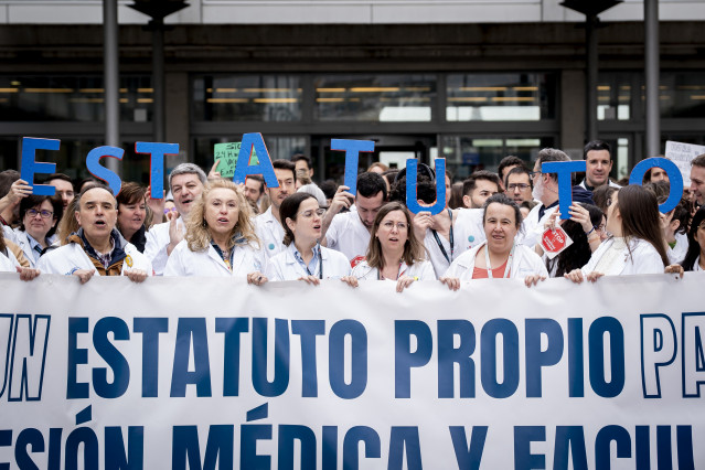 Archivo - Médicos durante una concentración, frente al Hospital Universitario Infanta Leonor, a 18 de marzo de 2026, en Madrid (España). La concentración se enmarca en la huelga médica y facultativa convocada a nivel estatal contra el nuevo Estatuto Marco