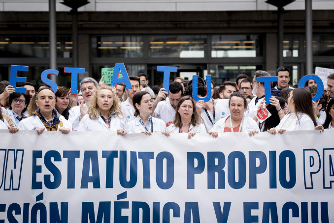 Archivo - Médicos durante una concentración, frente al Hospital Universitario Infanta Leonor, a 18 de marzo de 2026, en Madrid (España). La concentración se enmarca en la huelga médica y facultat