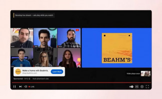 Ejemplo de anuncio reproduciéndose a la vez que un directo en YouTube para escritorio.