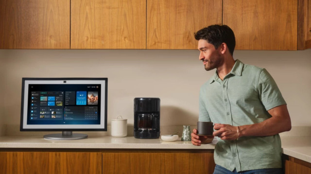 Una persona interactúa con Alexa+.