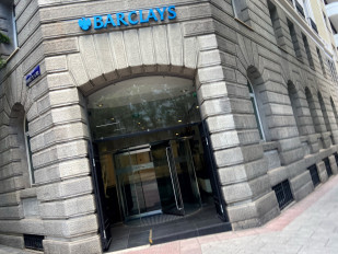 Archivo - Fachada de una oficina de la entidad financiera Barclays ubicada en la calle José Abascal, 51, en Madrid (España), a 16 de junio de 2020.