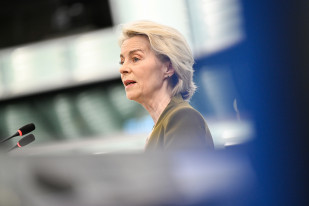 La presidenta de la Comisión Europea, Ursula von der Leyen, en un pleno del Parlamento Europeo en Estrasburgo (Francia)