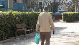 Archivo - Persona mayor con bastón y compra.