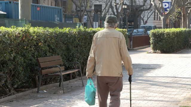 Archivo - Persona mayor con bastón y compra.