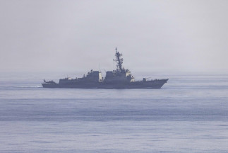 Un destructor de la Armada de Estados Unidos desplegado en la misión de bloqueo del estrecho de Ormuz emprendida por Washington