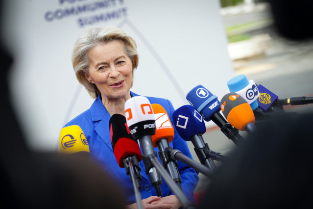 La presidenta de la Comisión Europea, Ursula von der Leyen, en declaraciones a los medios en Ereván (Armenia)