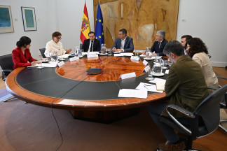 El presidente del Gobierno, Pedro Sánchez (c), acompañado de la ministra de Sanidad, Mónica García (2i), el ministro de Asuntos Exteriores, Unión Europea y Cooperación, José Manuel Albares (3i)