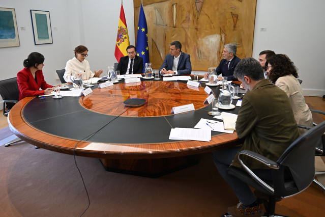 El presidente del Gobierno, Pedro Sánchez (c), acompañado de la ministra de Sanidad, Mónica García (2i), el ministro de Asuntos Exteriores, Unión Europea y Cooperación, José Manuel Albares (3i), y el ministro del Interior, Fernando Grande-Marlaska (5i)dur