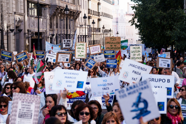 Archivo - Varias personas durante una manifestación de Técnicos Superiores Sanitarios (TSS), frente al Ministerio de Sanidad, a 3 de noviembre de 2025, en Madrid (España). Los Técnicos Superiores Sanitarios (TSS) reclaman la actualización del Estatuto Mar