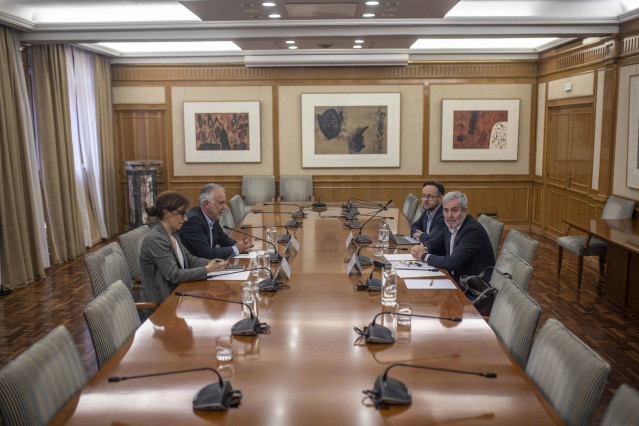 Archivo - La ministra de Sanidad, Mónica García, y el ministro de Política Territorial y Memoria Democrática, Ángel Víctor Torres, han mantenido hoy una reunión informativa con el presidente de Canarias, Fernando Clavijo, en la sede del Ministerio de Sani