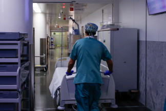 Archivo - Un celador transporta una camilla vacía en el pasillo intervenido como zona limpia y que comunica todos los quirófanos del Hospital de Sant Pau, a 2 de diciembre de 2025, en Barcelona, Cat