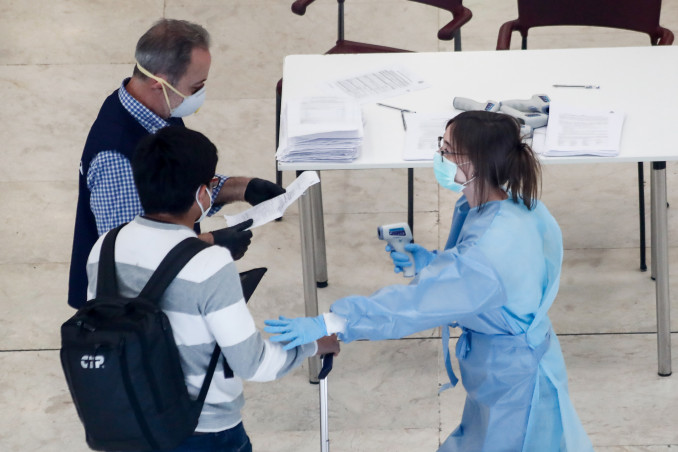 Archivo - Controles de temperatura a pasajeros realizados en la terminal 4 del Aeropuerto de Madrid-Barajas Adolfo Suárez en el tercer día en el que entra en vigor la orden del Ministerio de Sanidad