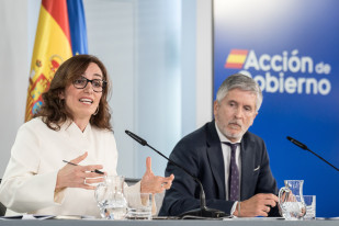 La ministra de Sanidad, Mónica García, y el ministro del Interior, Fernando Grande-Marlaska, durante una rueda de prensa, en el Complejo de la Moncloa, a 6 de mayo de 2026, en Madrid (España). Los 
