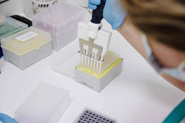 Archivo - Una técnico de laboratorio extrae el material genético del virus de la viruela del mono, en el Hospital Ramón y Cajal, a 30 de mayo de 2022, en Madrid (España). La Comunidad de Madrid empieza hoy a realizar en cinco hospitales públicos de la reg