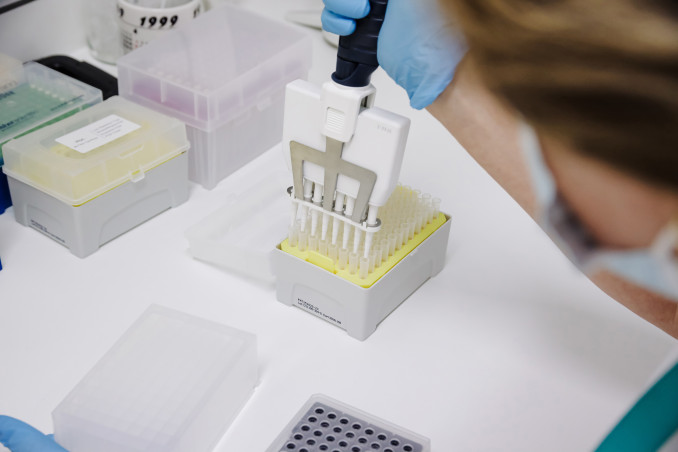 Archivo - Una técnico de laboratorio extrae el material genético del virus de la viruela del mono, en el Hospital Ramón y Cajal, a 30 de mayo de 2022, en Madrid (España). La Comunidad de Madrid em