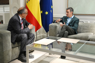 El presidente del Gobierno, Pedro Sánchez (d), mantiene un encuentro con el director general de la OMS, Tedros Adhanom Ghebreyesus (i), en la Moncloa, a 9 de mayo de 2026, en Madrid (España). El dir
