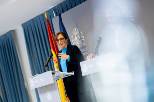 La ministra de Sanidad, Mónica García, durante una rueda de prensa, en la sede del Ministerio de Sanidad, a 9 de mayo de 2026, en Madrid (España). García y Grande-Marlaska comparecen para informar