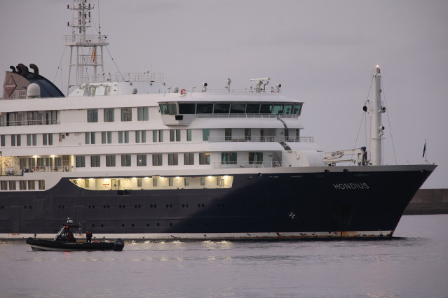 El crucero MV Hondius fondea cerca del puerto de Granadilla, a 10 de mayo de 2026, en Granadilla de Abona, Tenerife, Islas Canarias (España). El operativo de evacuación del crucero MV Hondius con hantavirus está dispuesto para comenzar las operaciones de