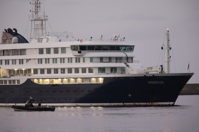 El crucero MV Hondius fondea cerca del puerto de Granadilla, a 10 de mayo de 2026, en Granadilla de Abona, Tenerife, Islas Canarias (España). El operativo de evacuación del crucero MV Hondius con ha
