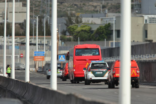 Autocares de la UME con los ciudadanos españoles evacuados del crucero MV Hondius fondeado cerca del puerto de Granadilla, a 10 de mayo de 2026, en Granadilla de Abona, Tenerife, Islas Canarias (Espa