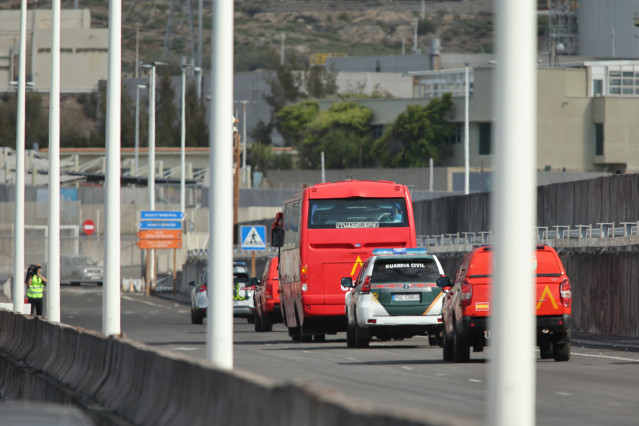 Autocares de la UME con los ciudadanos españoles evacuados del crucero MV Hondius fondeado cerca del puerto de Granadilla, a 10 de mayo de 2026, en Granadilla de Abona, Tenerife, Islas Canarias (España). El operativo de evacuación del crucero MV Hondius c
