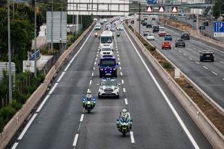 El convoy con los pasajeros españoles se dirige por la A2 al Hospital Central de la Defensa Gómez Ulla, a 10 de mayo de 2026, en Madrid (España). Los 14 españoles que viajaban en el crucero MV Hon