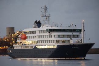 El crucero MV Hondius fondea cerca del puerto de Granadilla, a 10 de mayo de 2026, en Granadilla de Abona, Tenerife, Islas Canarias (España). El operativo de evacuación del crucero MV Hondius con ha