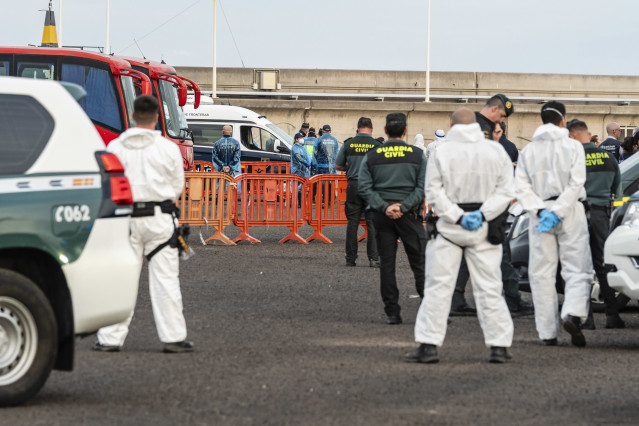 Pasajeros evacuados del crucero MV Hondius fondeado cerca del puerto de Granadilla suben a los autocares de la UME, a 10 de mayo de 2026, en Granadilla de Abona, Tenerife, Islas Canarias (España). Mónica García ha asegurado este domingo que el buque afect