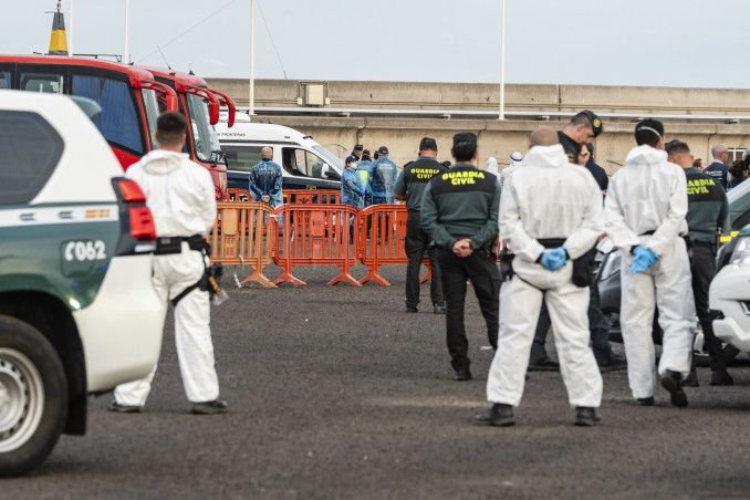 Pasajeros evacuados del crucero MV Hondius fondeado cerca del puerto de Granadilla suben a los autocares de la UME, a 10 de mayo de 2026, en Granadilla de Abona, Tenerife, Islas Canarias (España). M�