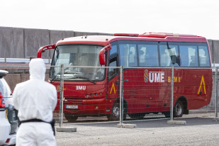 Autocares de la UME con los ciudadanos españoles evacuados del crucero MV Hondius fondeado cerca del puerto de Granadilla, a 10 de mayo de 2026, en Granadilla de Abona, Tenerife, Islas Canarias (Espa