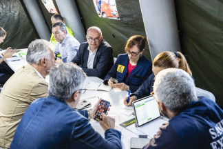 La ministra de Sanidad, Mónica García (c) en el puesto de mando mientras el crucero MV Hondius fondea cerca del puerto de Granadilla, a 10 de mayo de 2026, en Granadilla de Abona, Tenerife, Islas Ca