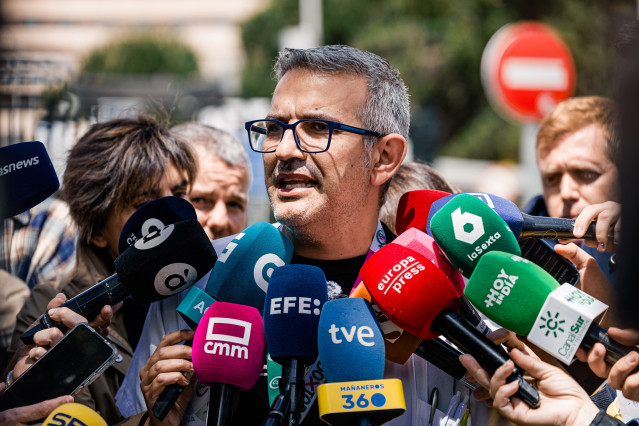 El delegado de CSIF en el Hospital Gómez Ulla, José García, atiende a los medios de comunicación, frente al Hospital Gómez Ulla, a 11 de mayo de 2026, en Madrid (España). García ha alertado del despido inminente de 200 trabajadores temporales en el Hospit
