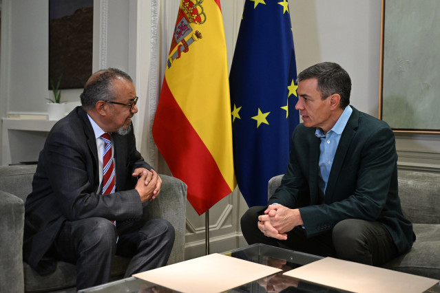 El presidente del Gobierno, Pedro Sánchez (d), mantiene un encuentro con el director general de la OMS, Tedros Adhanom Ghebreyesus (i), en la Moncloa, a 9 de mayo de 2026, en Madrid (España). El director de la Organización Mundial de la Salud ha viajado a
