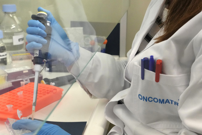 Archivo - Una científica introduce líquido en una probeta, en el laboratorio del Parque Tecnológico de Zamudio de Bilbao, a 23 de mayo de 2022, en Zamudio, Vizcaya, País Vasco (España). La empres