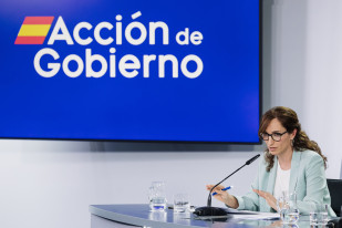La ministra de Sanidad, Mónica García, interviene durante la rueda de prensa posterior al Consejo de Ministros, a 12 de mayo de 2026, en Madrid (España). El Consejo de Ministros ha aprobado hoy el 